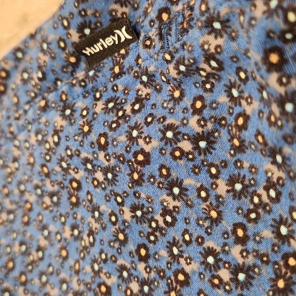 Tailored fit Hurley button down shirt 👕 - Picture 2 of 6